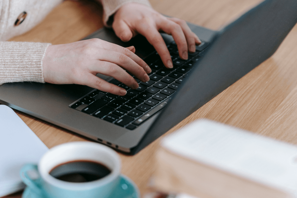 laptop scherm persoon typt